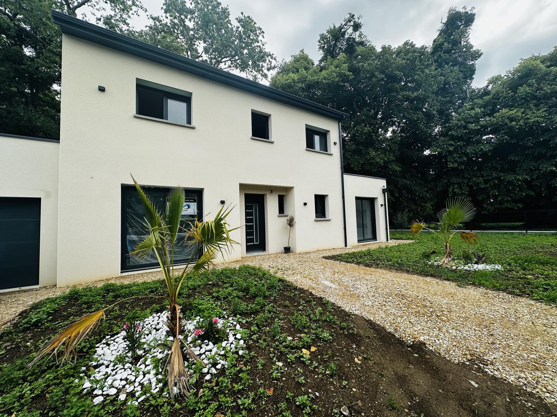 Maison rénovée à Alençon par la Société Peinture Malas : façade et extérieur soignés