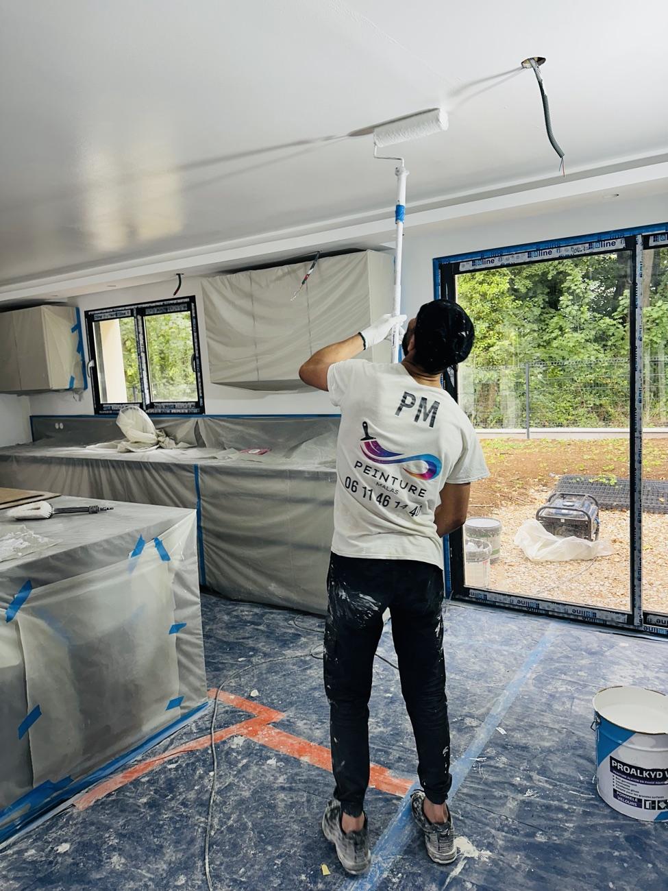 Omar MALAS, artisan peintre de la Société Peinture Malas, en plein chantier près d'Alençon
