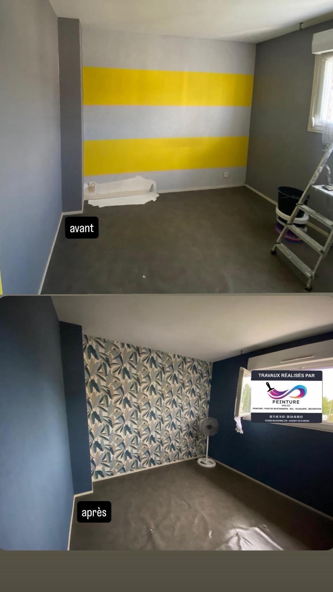 Avant / après d'une chambre rénovée par la Société Peinture Malas : ancien mur rayé jaune transformé avec un papier peint à motif feuillage et un mur bleu nuit