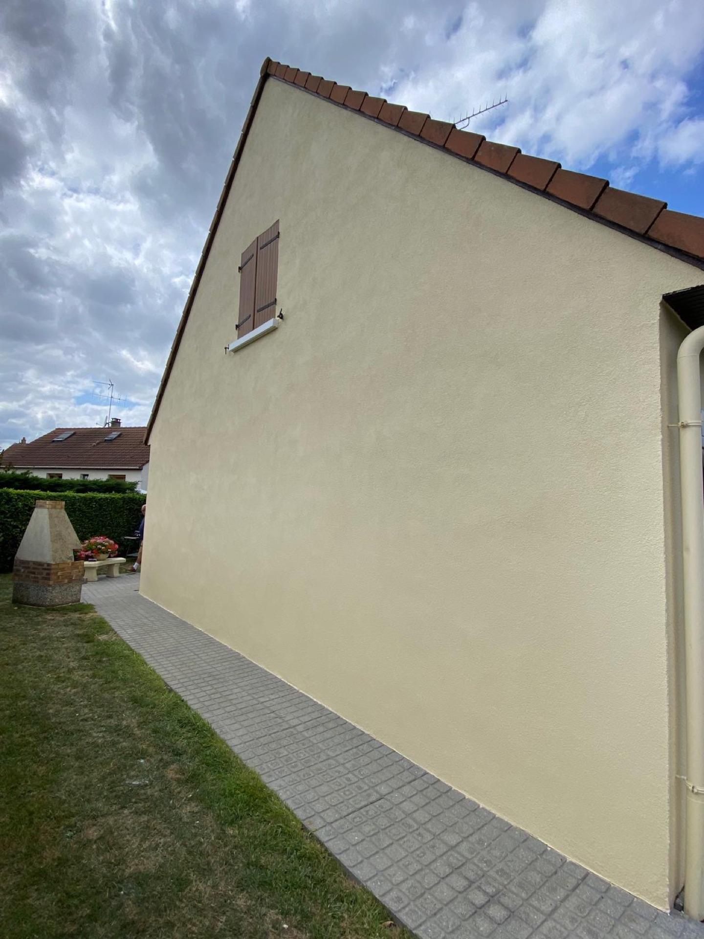 Pignon de maison individuelle ravalé et crépi beige clair par la Société Peinture Malas dans l'Orne
